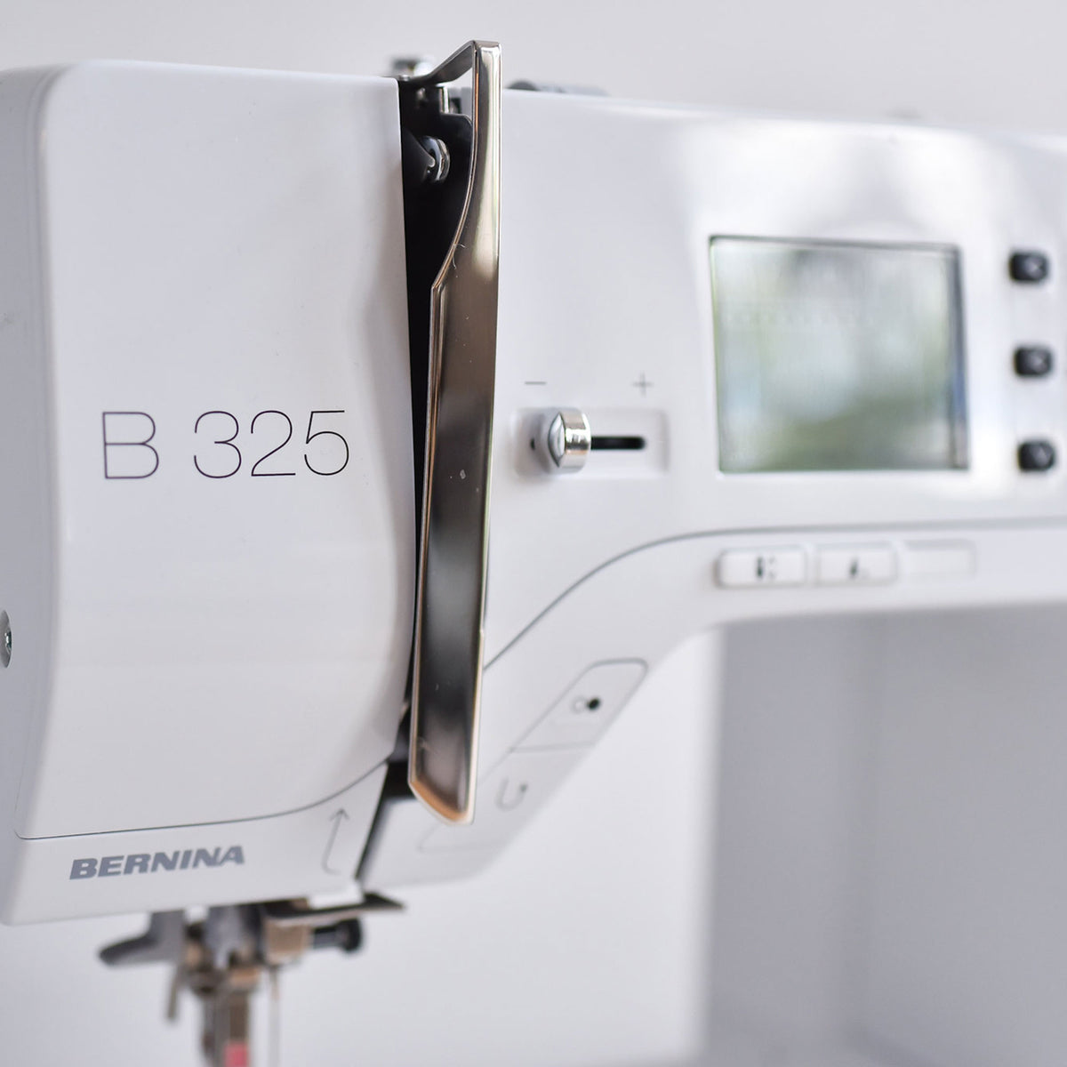 BERNINA 325 Sewing Machine
